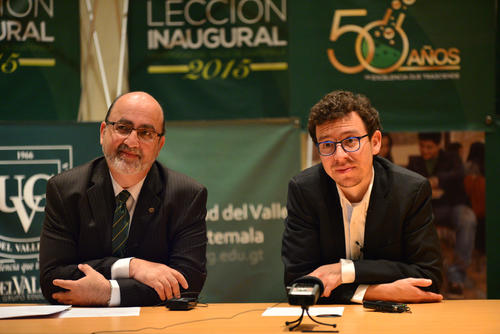 El rector de la Universidad del Valle, Roberto Moreno, acompañó a Luis von Ahn antes de otorgarle el reconocimiento. (Foto: Wilder López/Soy502)