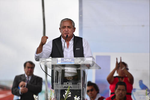 El expresidente Otto Pérez participó en la entrega simbólica de las plazas formales a empleados temporales de salud, que forma parte del Pacto Colectivo. (Foto Archivo/Soy502)