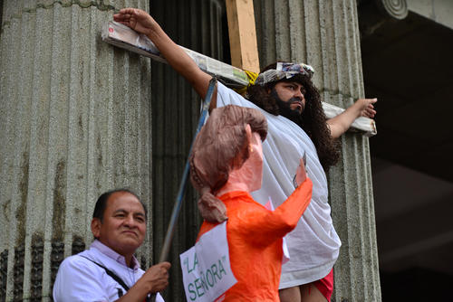 El performance de Jesús crucificado se ha repetido en las últimas protestas suscitadas. (Foto Wilder López/Soy502)
