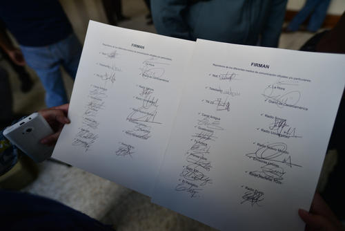 En la imagen se aprecian la firma de los reporteros de los medios que avalaron la votación. (Foto: Wilder López/Soy502)
