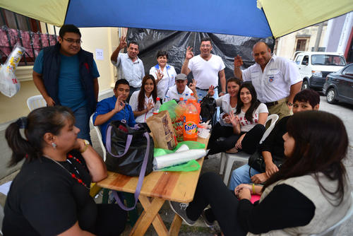 Los de UCN han colocado una mesa en su toldo para poder comer de manera cómoda en el espacio público. (Foto Wilder López/Soy502)