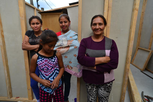 María (derecha) y sus vecinas se alojan en otras viviendas mientras se termina de construir su nueva casa. (Foto: Wilder López/Soy502)