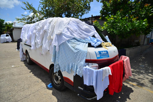 La falta de gas para la secadora obliga a que la ropa se deba secar al sol, encima de la ambulancia, por ejemplo. (Foto: Wilder López/Soy502)