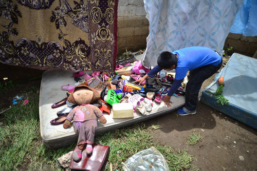 Vecinos de Milca Ramos rescataron varios juguetes que pertenecen a sus hijos. (Foto: Wilder López/Soy502) 