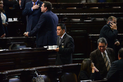 En el Congreso de la República, cientos de empleados son contratados para llevar el café a los diputados. (Foto: Wilder López/Soy502)