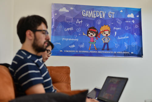 Los miembros de la comunidad GameDevGt se reúnen todas las semanas. (Foto: Wilder López/Soy502)
