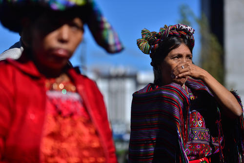 Familiares de las víctimas escucharon la sentencia en las afueras de la Corte Suprema de Justicia. (Foto:Wilder López/Soy502) 