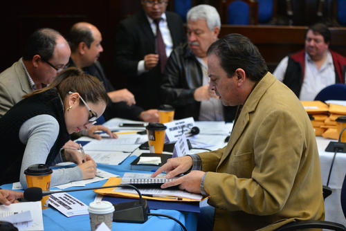 Los diputados que integran la comisión conformaron dos grupos para agilizar la revisión de expedientes. (Foto Wilder López/Soy502)