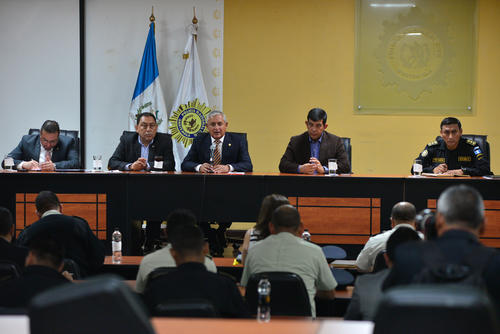 El presidente Otto Pérez Molina participó de una reunión con los altos mandos de la PNC donde se informó en los cambios en el proceso de formación de los nuevos agentes. (Foto: Wilder López/Soy502) 