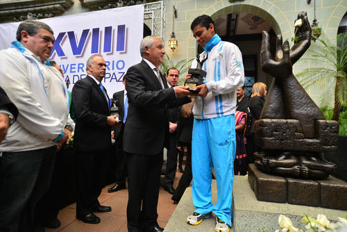 Barrondo recibe de manos de Pérez Molina, una réplica de las Manos de la Paz. (Foto: Wilder López/Soy502)