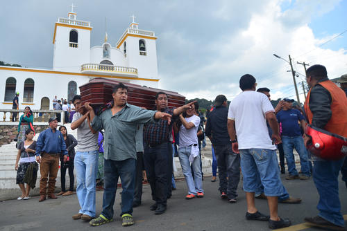 Vecinos se aprestaron a colaborar con los deudos durante los funerales de este domingo. (Foto: Alejandro Balan/Soy502)