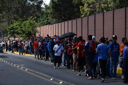 La gran fila que se hizo en el Estadio el Trébol, único punto de venta. (Foto: Wilder López/Soy502)