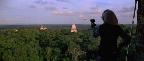 Isaac cree que su personaje es de Yavin 4, mismo planeta representado en La Guerra de las Galaxias de 1977 con el paisaje de Tikal.