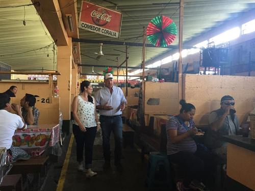 Andrew Zimmern de "Comidas Exóticas" compartió junto a Mirciny Moliviatis los secretos de la cocina guatemalteca. (Foto: Mirciny Moliviatis) 
