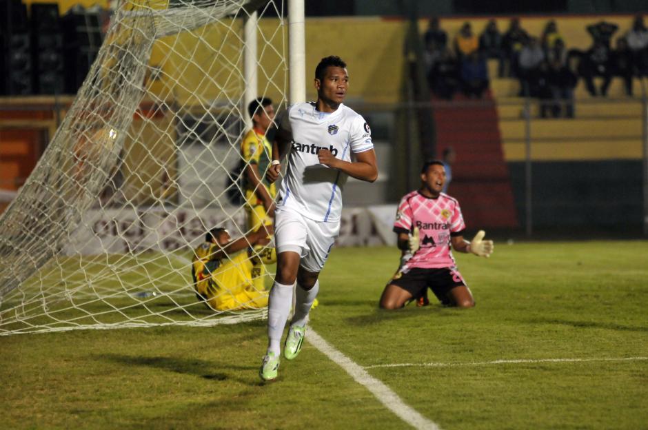El delantero panameño, Rolando Blackburn, deja a Comunicaciones para ir al Deportivo Saprissa de Costa Rica. (Foto: Soy502)