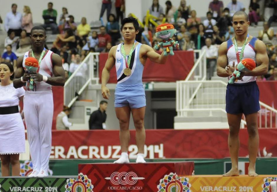 El gimnasta Jorge Vega en los más alto de podio de Veracruz 2014, al ganar el oro para Guatemala en piso. (Foto: Pedro Mijangos/Soy502)