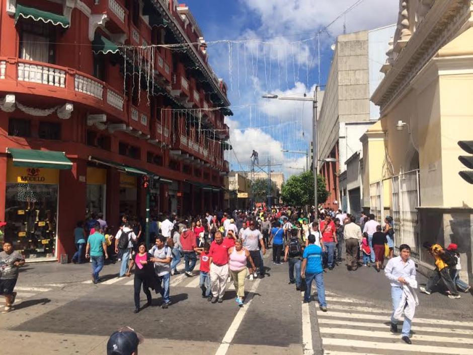 Miles de guatemaltecos transitan por la sexta avenida de la zona 1 capitalina. (Luis Barrios/Soy502)