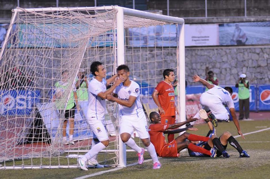 El delantero panameño Rolando Blackburn inicia el festejo, tras anotar el único gol de los cremas sobre los Halcones. (Foto: Nuestro Diario)