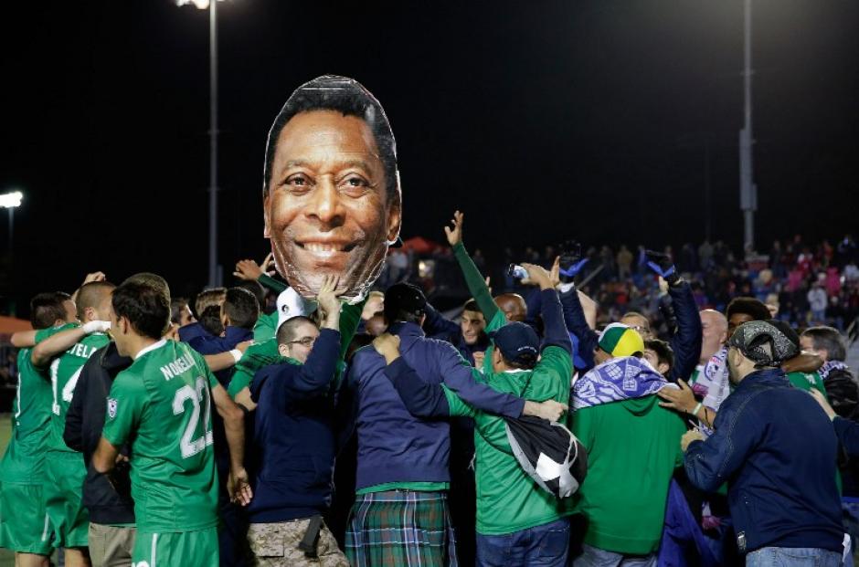 Los jugadores del Cosmos recuerdan a Pelé, su jugador insignia en los años 1980, década en la que ganaron su último campeonato. (Mike Zarrilli/AFP)