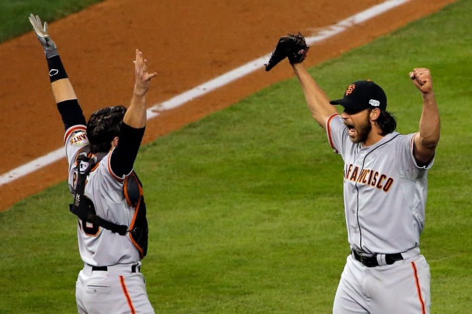 Los Gigantes celebraron nuevamente un título de la Serie Mundial, Madison Bumgarner (der), fue una de las claves de la serie. (Foto: AFP)