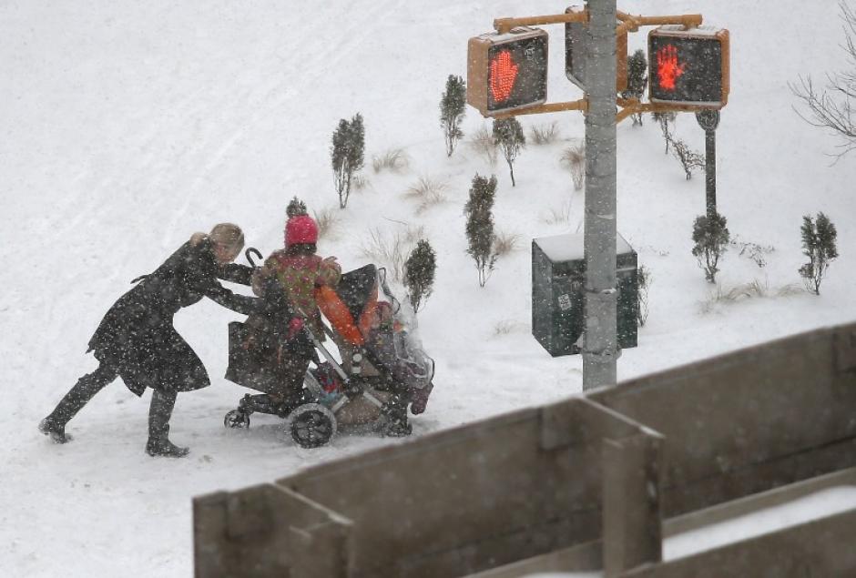 El Servicio Meteorológico de Estados Unidos advirtió que la tormenta con que se inicia el nuevo vórtice polar dejará entre 10 y 25 centímetros de nieve en lugares como Washington, Nueva York y Filadelfia, además de vientos y aire gélido de hasta -20 grados centígrados. (AFP)&nbsp;