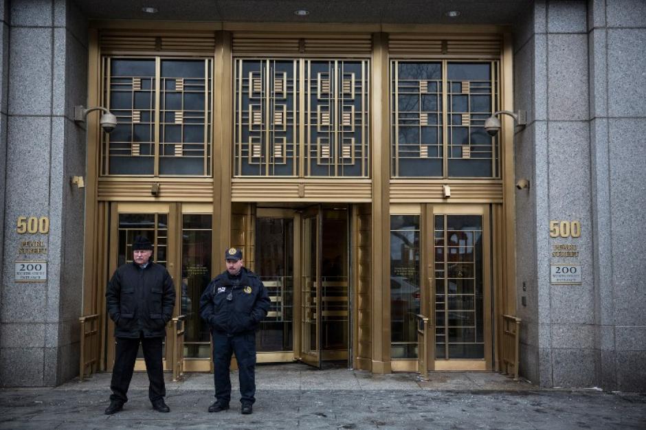 Guardias de seguridad en las fueras del Tribunal Federal de Nueva York. (Foto:AFP)&nbsp;