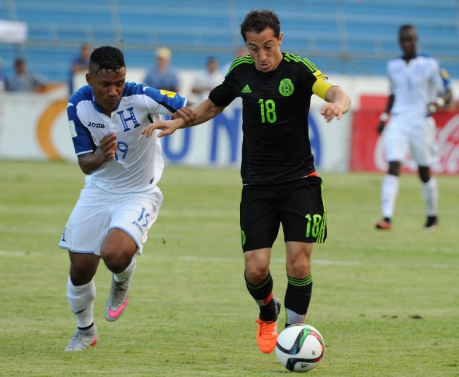 Luis Garrido (I), de Honduras, durante una acción del juego ante México, previo a sufrir la escalofriante lesión. (Foto: Orlando Sierra/AFP)