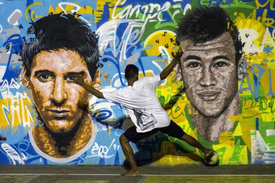 Neymar y Messi están juntos en un mural de Río de Janeiro, Brasil. (Foto: AFP)&nbsp;