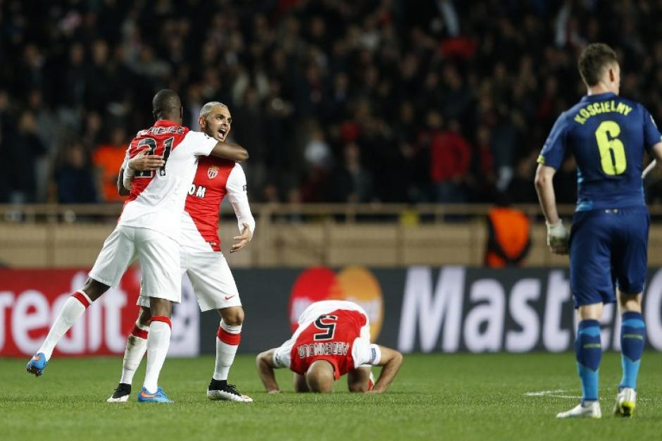 Jugadores del Mónaco celebran la clasificación tras el pitazo final del juego ante el Arsenal. (Foto: AFP)