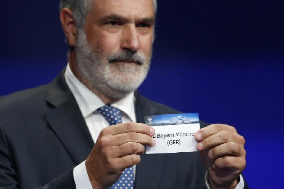 Andoni Zubizarreta fue uno de los encargados de sacar los nombres de los equipos durante el sorteo. (Foto: AFP)