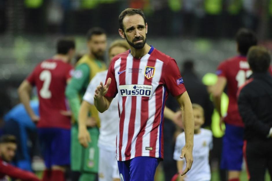 Juanfran pasó de la alegría de haber conseguido el empate a la amargura de haber fallado el último penal para el Atlético de Madrid. (Foto: AFP)