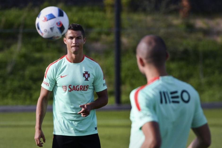 Cristiano Ronaldo y Pepe se incorporaron a los entrenos de Portugal desde este domingo, pensando en la Euro 2016. (Foto: AFP)