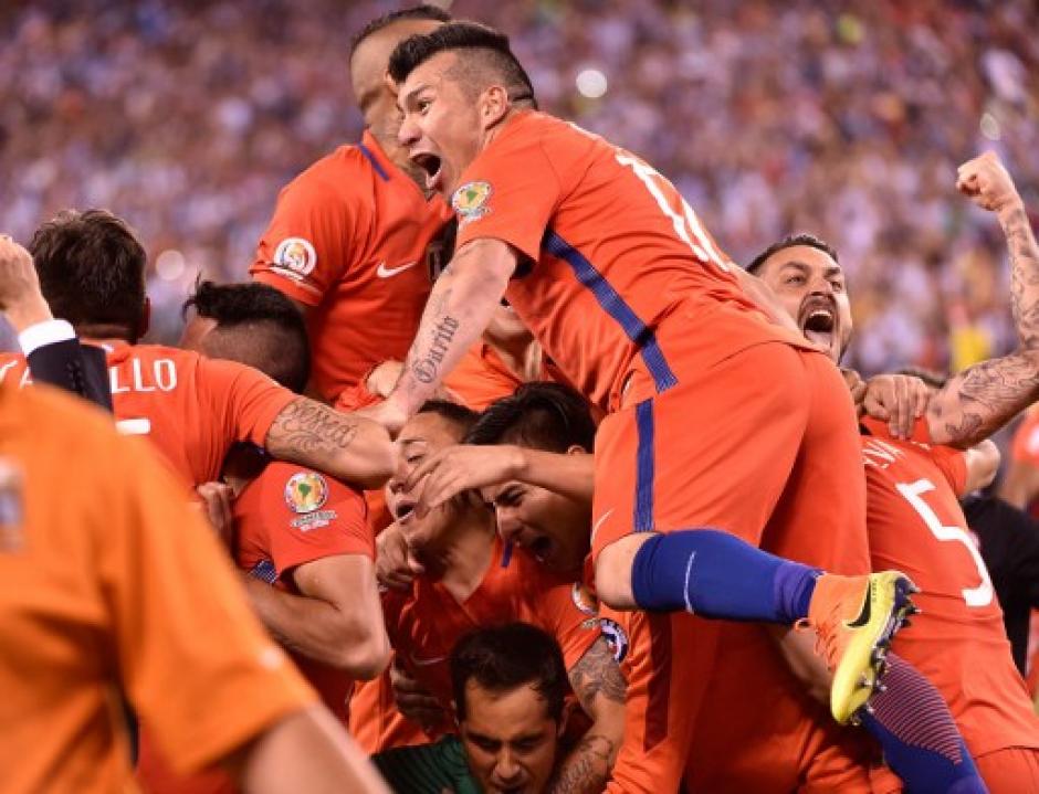 Chile, histórico, vuelve a dar la vuelta de campeón de América. (Foto: AFP)