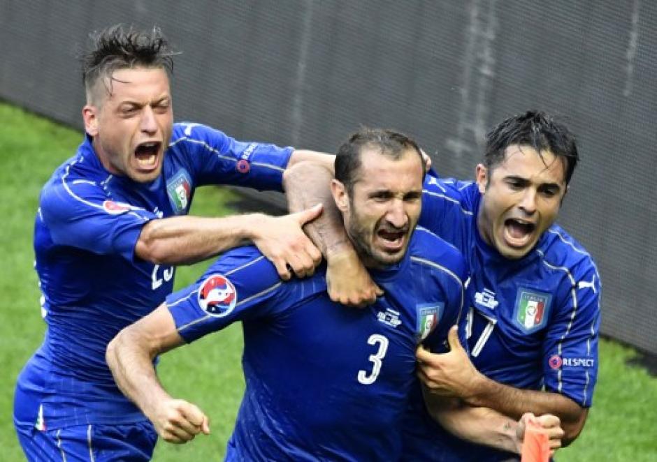 Giorgio Chiellini festejó el primer gol de Italia ante España. (Foto: AFP)