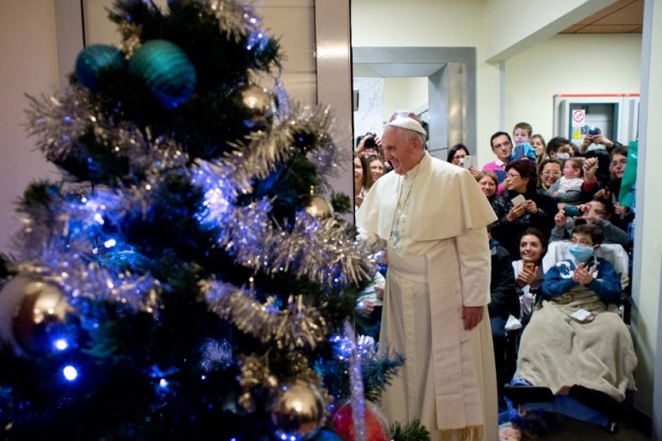 El papa Francisco realizó hoy una visita al hospital pediátrico Bambino Gesu (Niño Jesús) de Roma, que gestiona el Vaticano y donde el pontífice se detuvo a acariciar, abrazar y besar a los niños ingresados.&nbsp;(AFP/OSSERVATORE ROMANO)