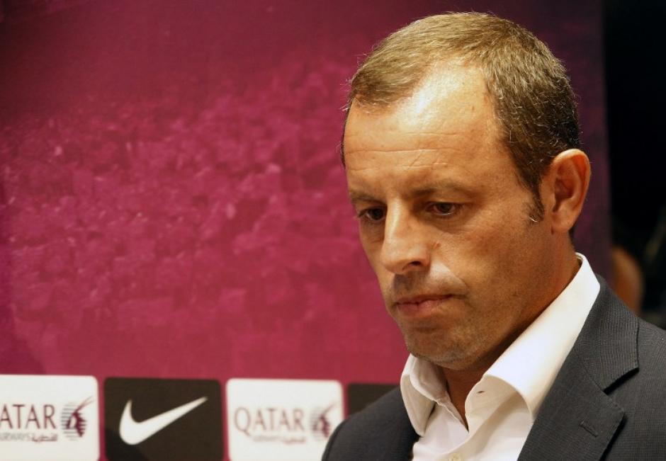 El Barcelona habría pagado 95 millones de euros y no los 57 que declaró oficialmente, el presidente de la entidad catalana, Sandro Rosell, por el fichaje del delantero brasileño Neymar, lo que llevaría a Rosell a dimitir de su cargo. (Foto: Quique García/AFP)