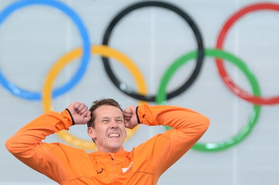 Stefan Groothuis luce emocionado en lo más alto del podio en Sochi 2014. (AFP)