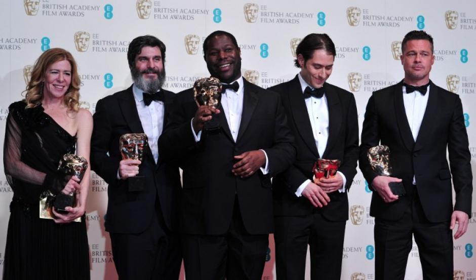 "12 años de esclavitud" fue premiada como la película del año. En la foto Dede Gardner, &nbsp;Jeremy Kleiner, Steve McQueen, Anthony Katagas y el actor Brad Pitt. Foto AFP