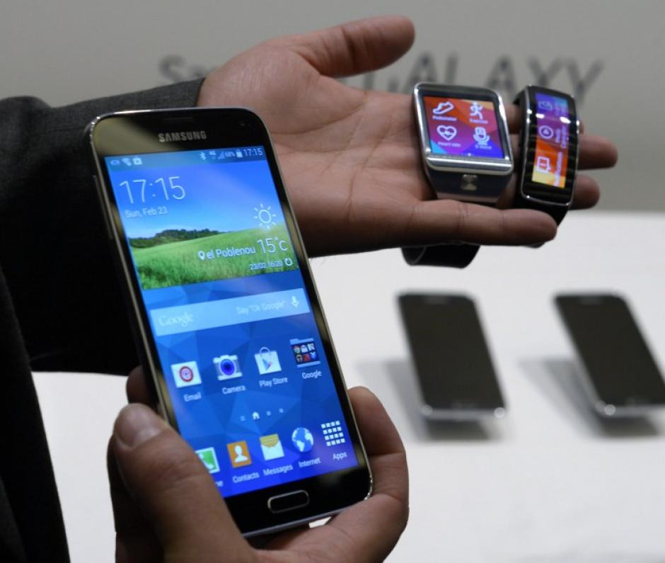 La nueva versión del Samsung Galaxy, el S5, vienen con una textura con microperforaciones que hacen más seguro tomarlo. &nbsp;La marca también presentó los otros lanzamientos para el Mobil Congress que se realiza en Barcelona. (Foto: AFP)