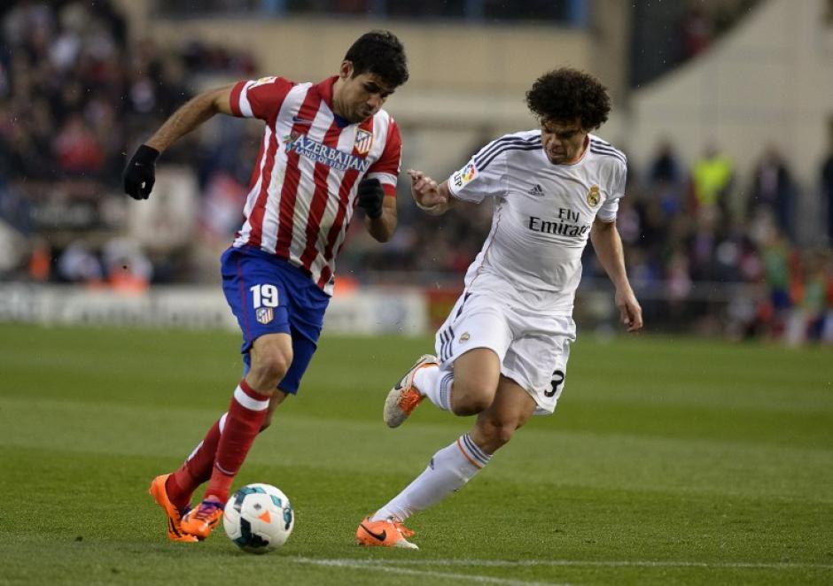 La defensa del Real Madrid tuvo una tarea complicada durante el juego. Pepe del Madrid intenta quitarle la pelota a Diego da Silva del Atlético. (Foto: AFP)