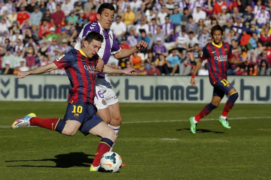 Lionel Messi, delantero del FC Barcelona, trata de desmarcarse de la persecución de Jesús Rueda, defensor del Valladolid. &nbsp;(Foto: AFP)