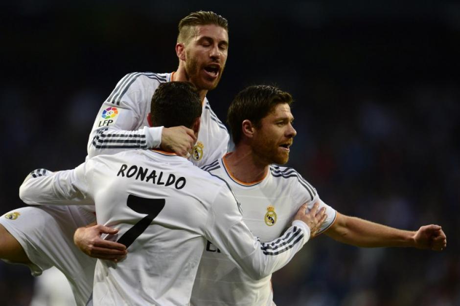 Sergio Ramos y Xabi Alonso felicitan a Cristiano Ronaldo, quien abrió el marcador en el Bernabéu. (Foto: AFP)