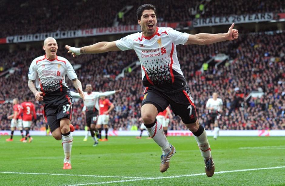 Luis Suárez consigue un gol en el triunfo del Liverpool de visita frente al Manchestr United. (Foto. AFP)