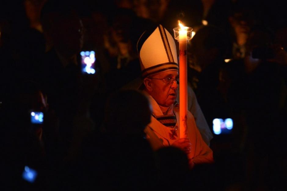 Papa Francisco Celebra La Vigilia Pascual