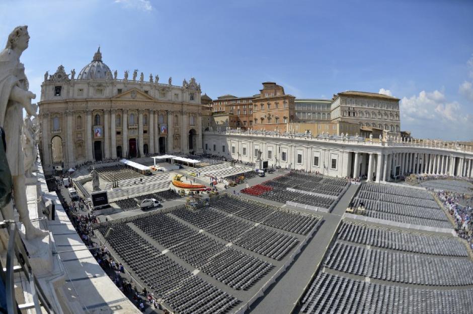 El Vaticano se prepara para la canonización de los papas Juan Pablo II y Juan XXIII, en la imagen la Plaza de San Pedro donde se espera la llegada de unos 800 mil peregrinos, además de invitados especiales. (Foto:AFP)&nbsp;