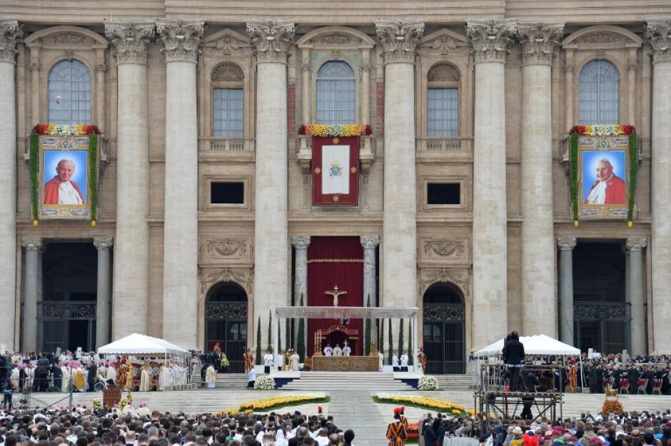 En la Plaza de San Pedro, miles de católicos vivieron la canonización de los dos Papas, San Juan Pablo II y San Juan XXIII. (Foto: AFP)