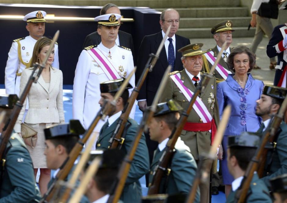 El rey Juan Carlos se despidió del ejército español durante la ceremonia en homenaje "a los que dieron su vida por España". &nbsp;(Foto:AFP)