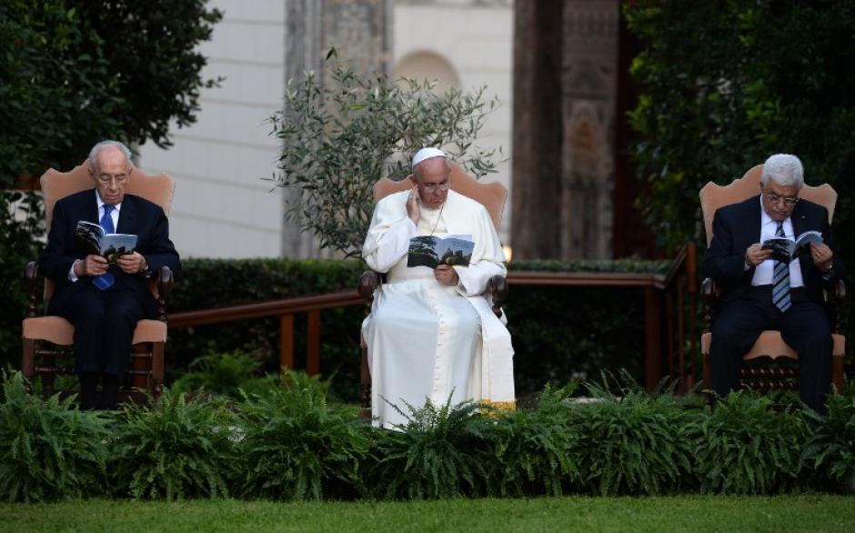 El papa Francisco (centro) se encuentra entre el líder palestino Mahmud Abbas (derecha) y el presidente israelí, Shimon Peres (izquierda) durante la oración de paz conjunta en los jardines del Vaticano. (Foto: AFP )&nbsp;
