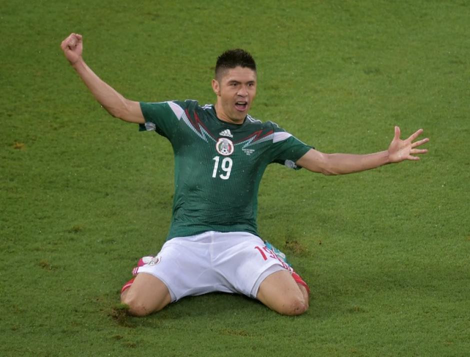 Oribe Peralta festeja tras marcar el único gol del partido en el triunfo mexicano sobre Camerún. (Foto: AFP)