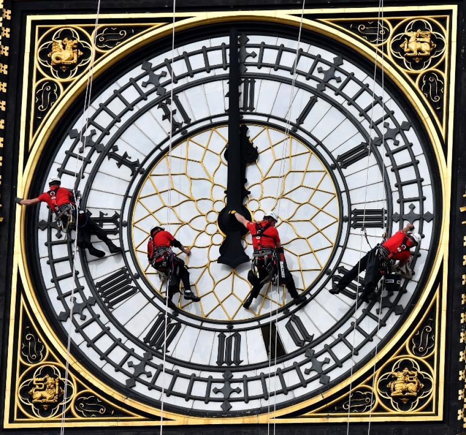 Los técnicos llevan a cabo trabajos de limpieza y mantenimiento en la parte frontal del Gran Reloj encima de la histórica Torre de Elizabeth que alberga al Big Ben. (Foto:AFP)&nbsp;